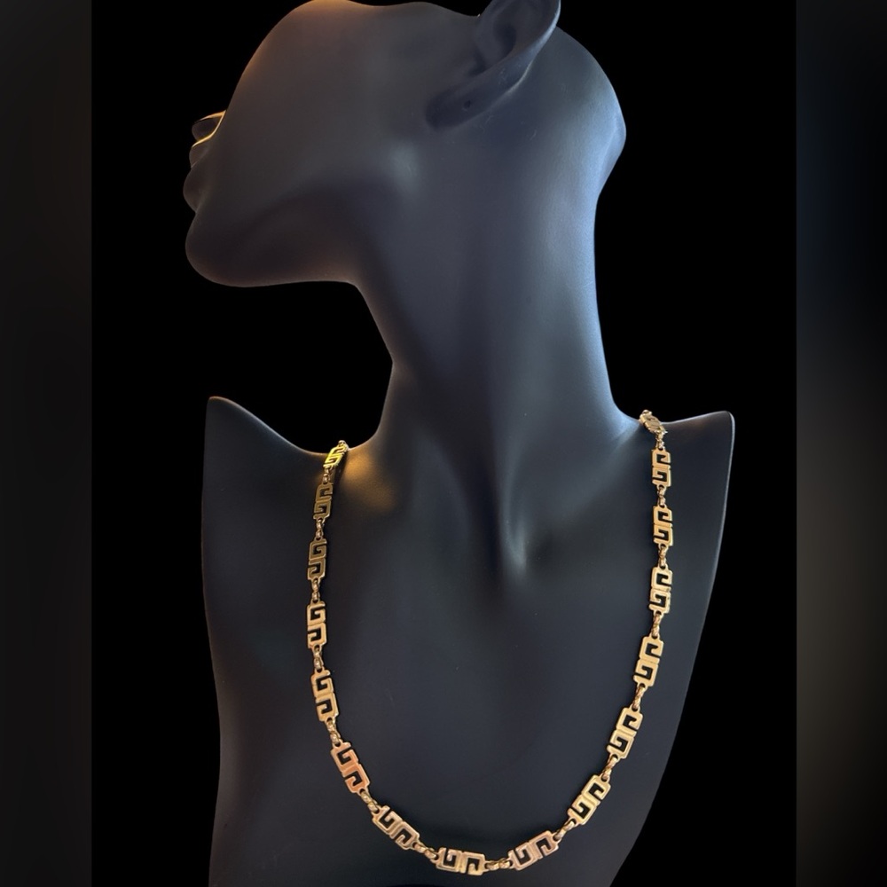 Givenchy Elegant Gold Necklace! Excellent condition!